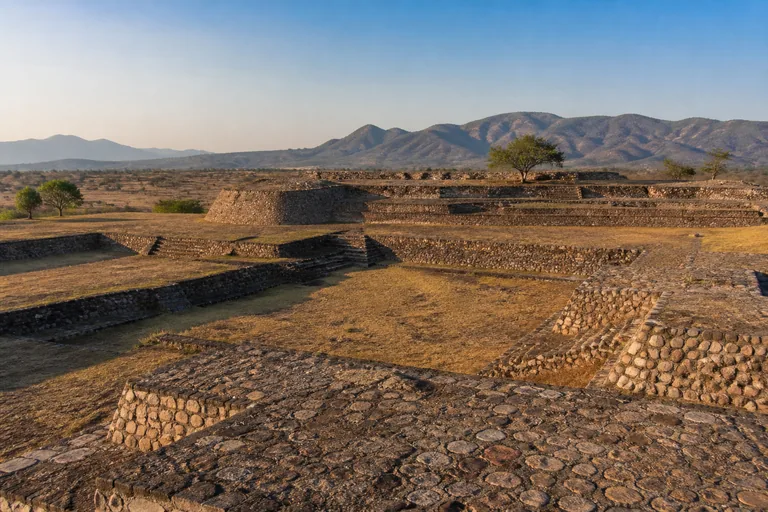 Imagen representativa generada con IA de la zona arqueológica de Peralta en Abasolo