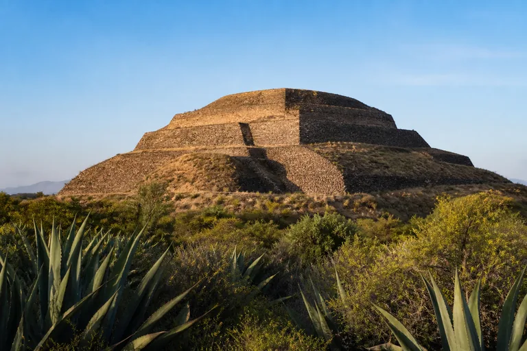 Imagen representativa generada con IA de la pirámide El Cerrito en Corregidora