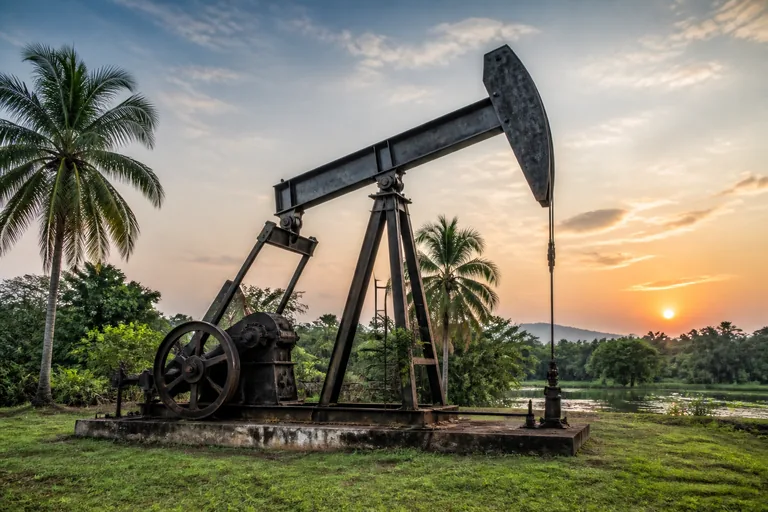 Imagen representativa generada con IA del patrimonio petrolero de Ébano