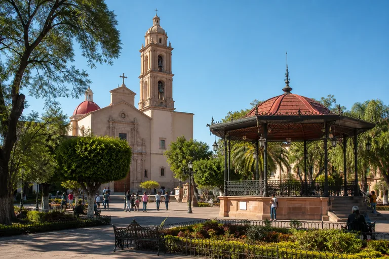 Imagen representativa generada con IA de la plaza principal de Jesús María
