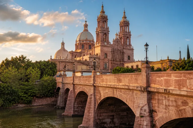 Imagen representativa generada con IA del centro histórico de Lagos de Moreno