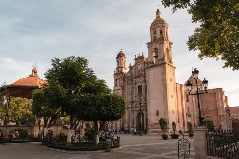 Imagen representativa generada con IA del santuario y la plaza de Rincón de Romos