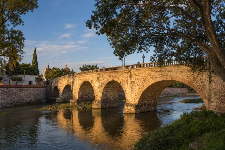 Imagen representativa generada con IA del Puente de la Historia en San Juan del Río