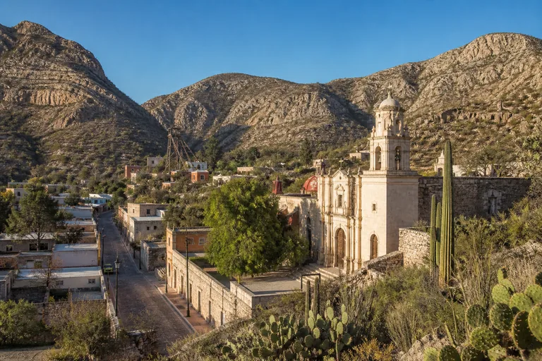 Imagen representativa generada con IA del paisaje minero entre cerros de Tepezalá